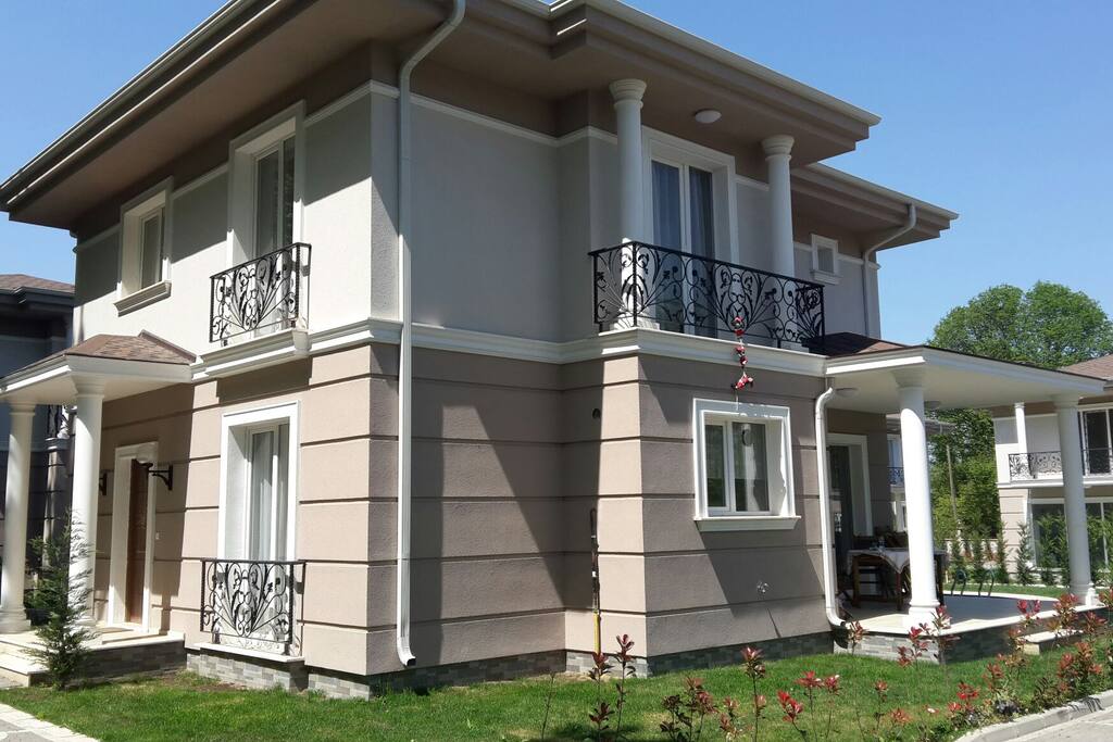 Rear front. / Arka cephemiz.