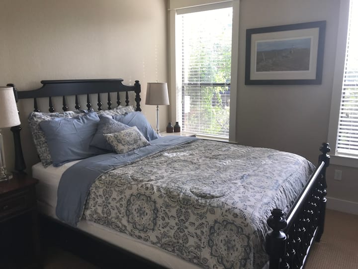 Chumba cha kulala cha pili na kitanda cha ukubwa wa malkia 