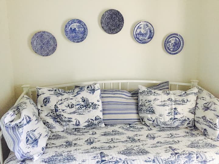 Posteľ s komorou.  Malá spálňa.