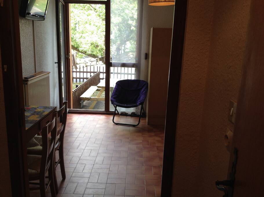 Pièce à vivre avec porte fenêtre sur terrasse