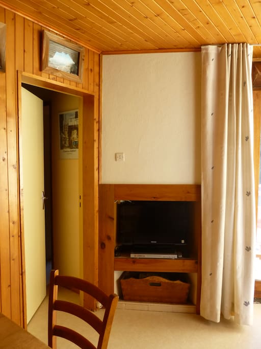 Télévision et accès aux chambres sur la gauche