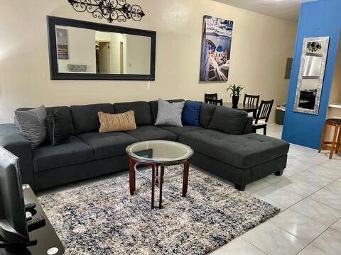 Beautiful condo less than 1 min from the beach!