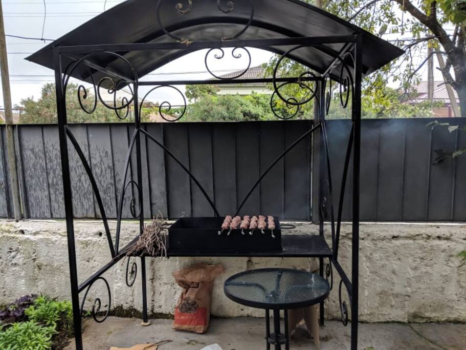 В дворе стоит мангал, где можно жарить шашлики.
In the yard is brazier where you can grill barbecue.
