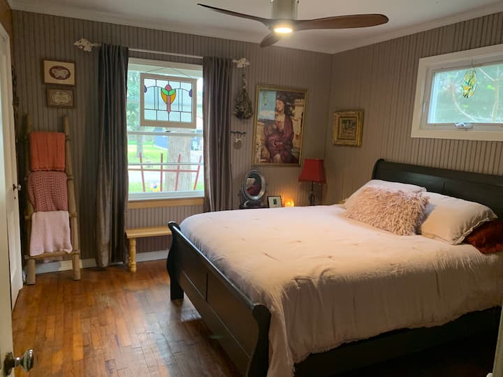 Lit queen size dans la chambre 1 avec base réglable. Il n'y a pas de télévision dans cette chambre. 