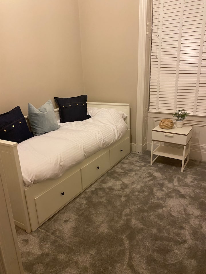 Dhomë teke në katin e mësipërm 