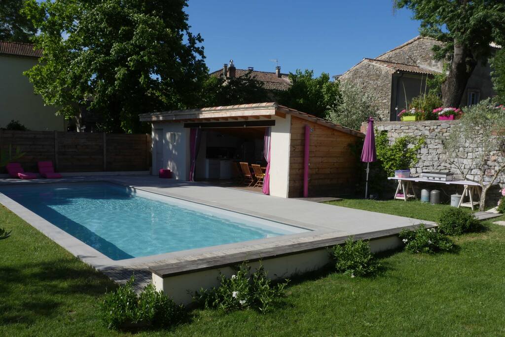 La piscine et le pool house