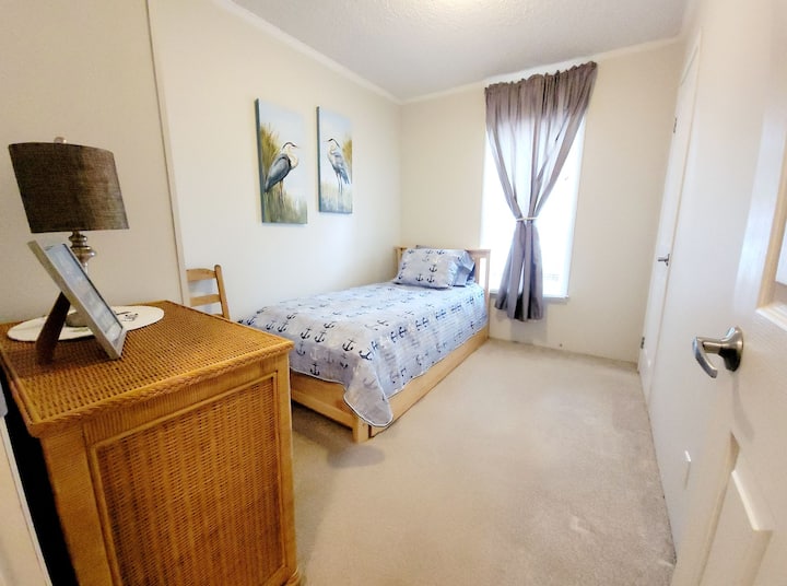 Twin Guest Room with a pullout Twin Trundle Unit for additional guest,  კომოდი და კარადა შესანახად.