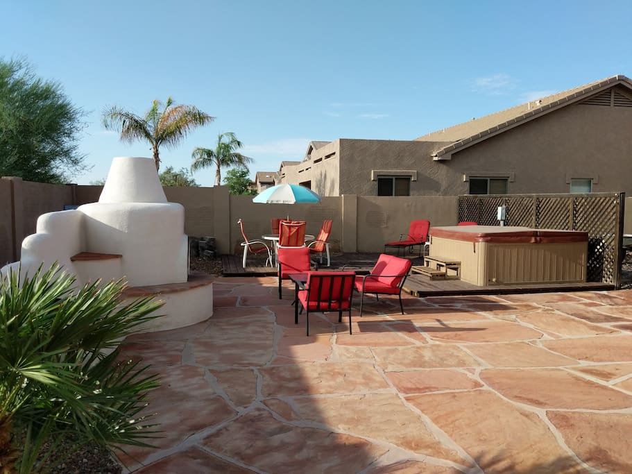 Comfortable seating w/ large entertainment area