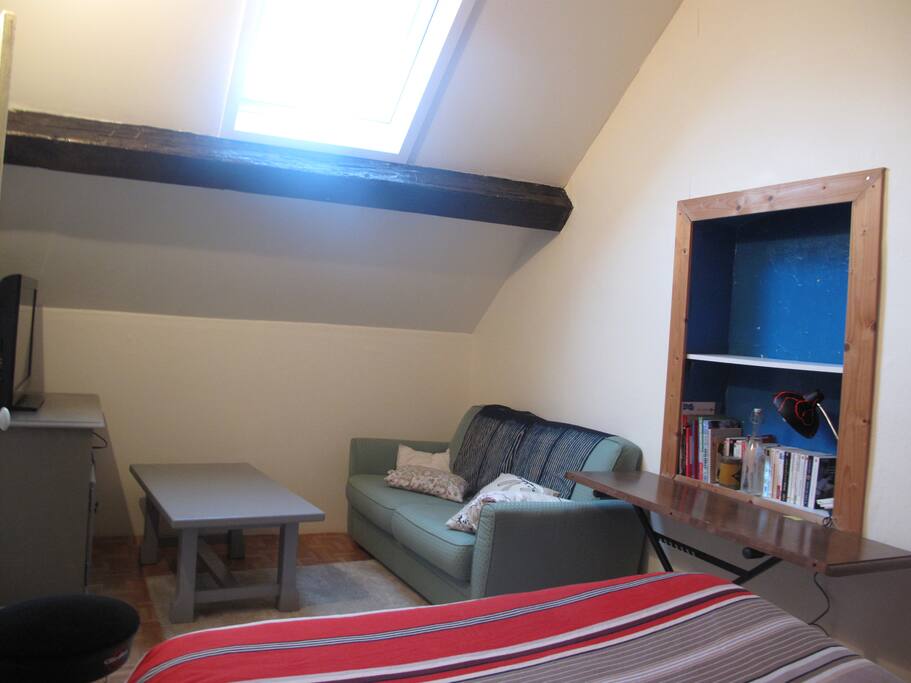 petit coin TV avec canapé et table basse
