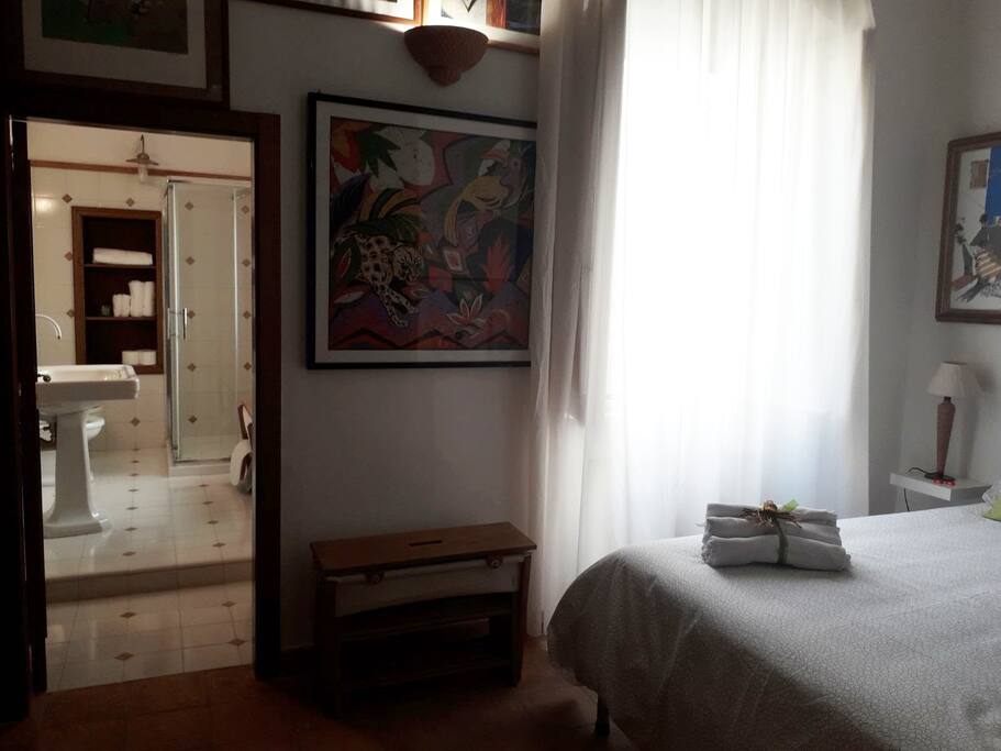 Camera matrimoniale Letizia ( possibilita' di aggiunta di letto singolo e lettino per bambini)