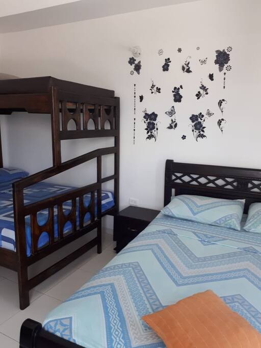 Aparta estudio con dos camas dobles y una cama sencilla tipo camarote. Se encuentra a 3 cuadras de la playa principal San Andrés (Playa de Spratt Bigth) zona comercial y pasaje hotelero. También está a tan solo 3 cuadras del aeropuerto, no es necesario tomar transporte.