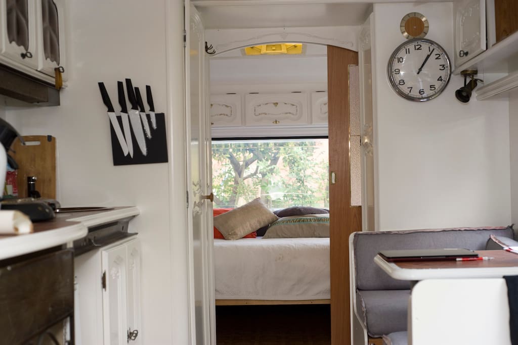 zichtbaar is het achterste deel waar een slaapdeel is met een riant bed. vanuit het bed zicht op de tuin en volledige privacy