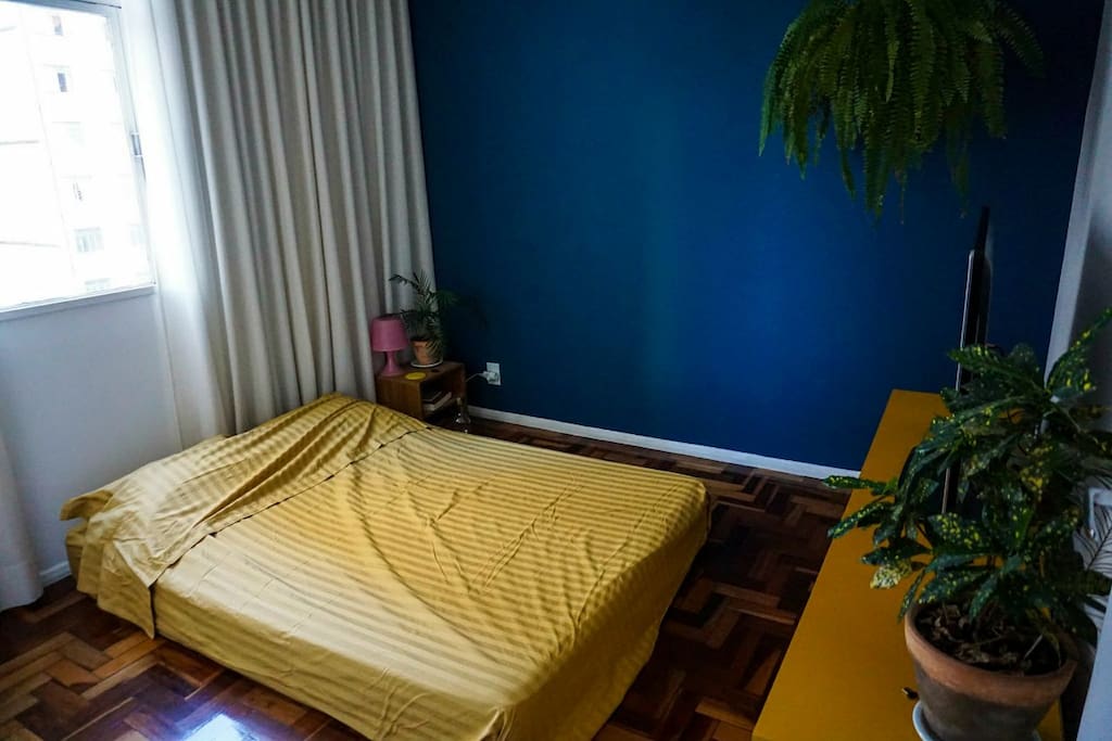 Quarto principal - com cama de casal, guarda-roupas e TV