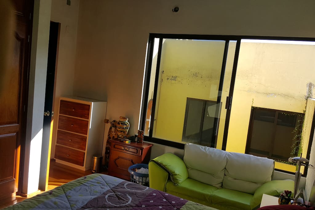 Cama matrimonial y sofá para dos personas.
Double bed and double sofa.