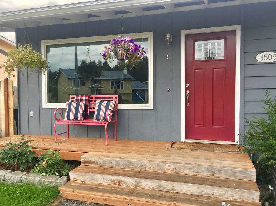 Cheerful ranch conveniently located near downtown!