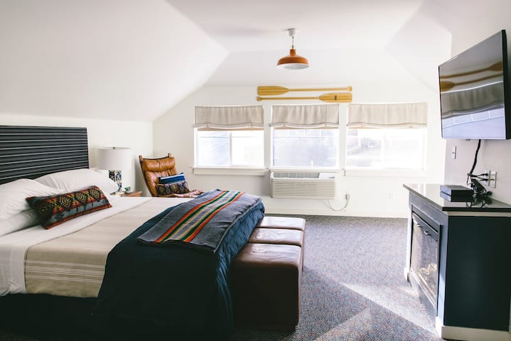 ROOM 3 : UPSTAIRS : KING : FIREPLACE