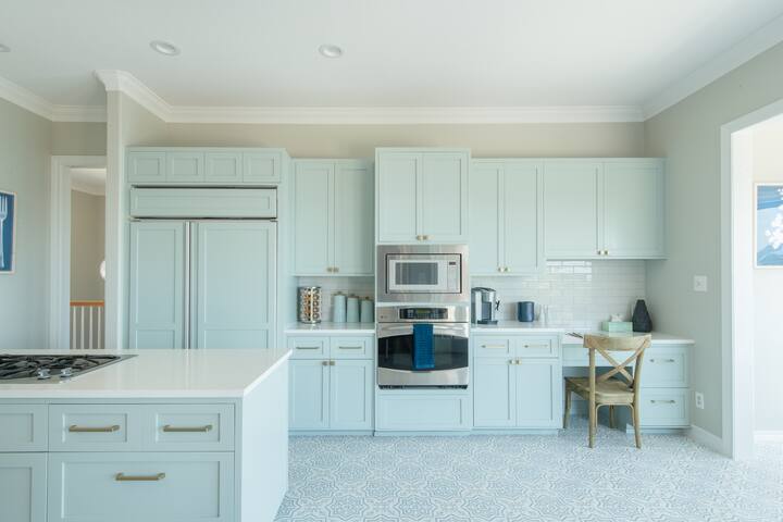 Relaxing Lake View Stay: Hot Tub, Grill & Games gallery image 3