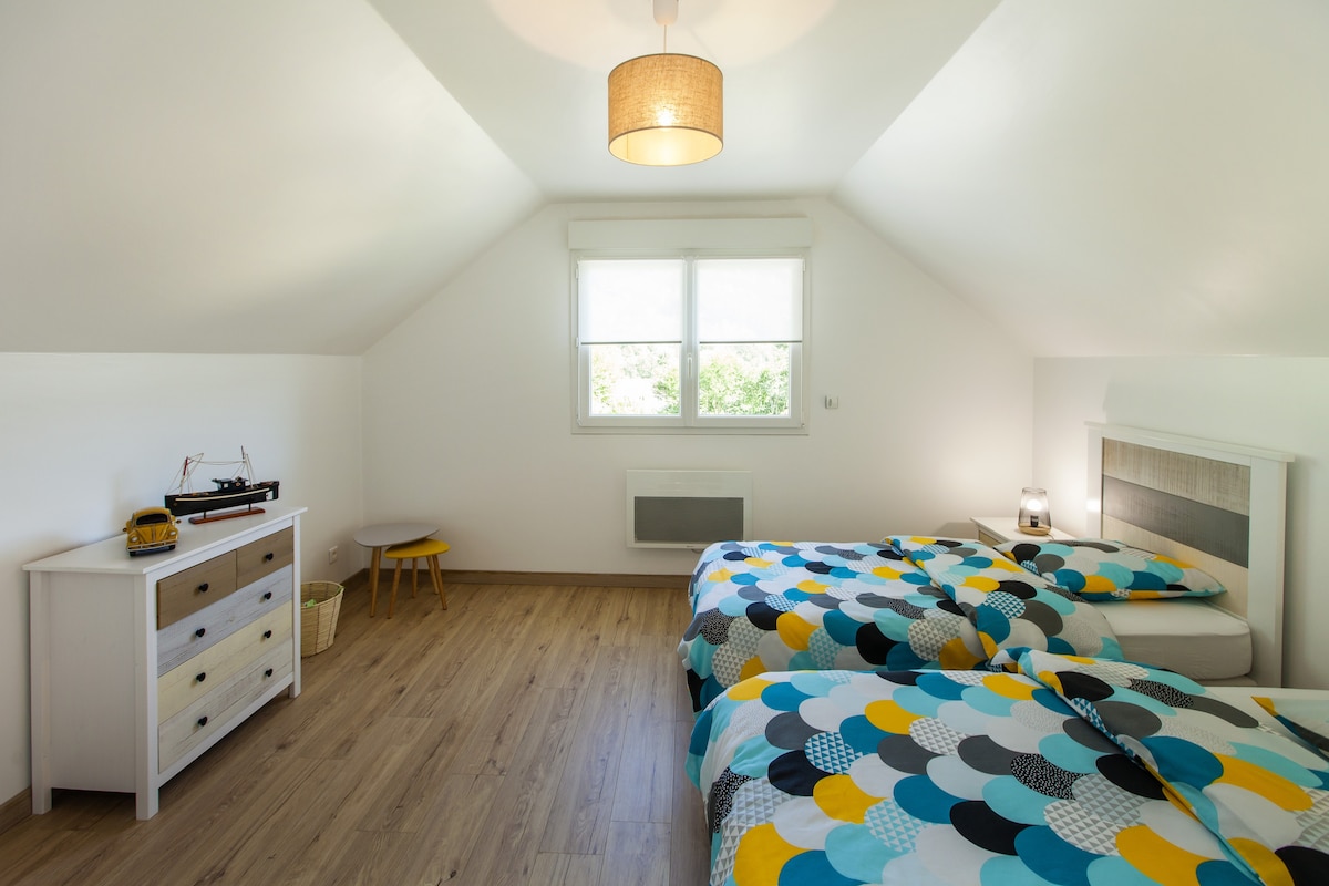 غرفة متعددة الألوان مكونة من طابق واحد مع سريرين فرديين 90 × 190