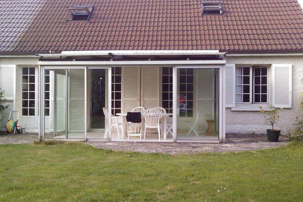 une chambre sur rue l'autre sur le jardin plein sud
