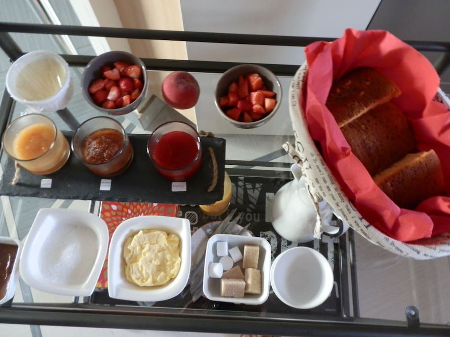 Petit déjeuner copieux servi dans la chambre ou sur la terrasse