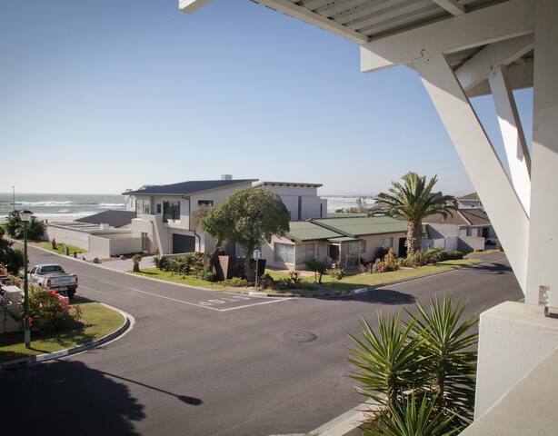 4-bed Beach House Sea Views, 50m Walk to the Beach gallery image 5