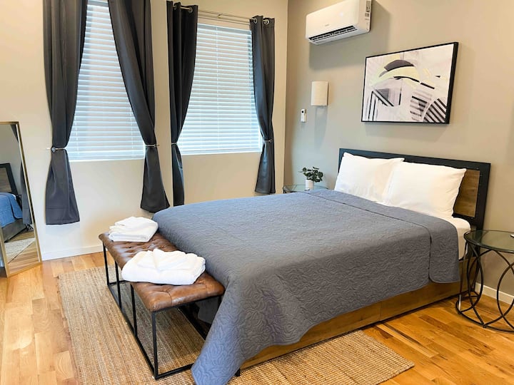 Seconda camera al terzo piano della casa con bagno interno con vasca 