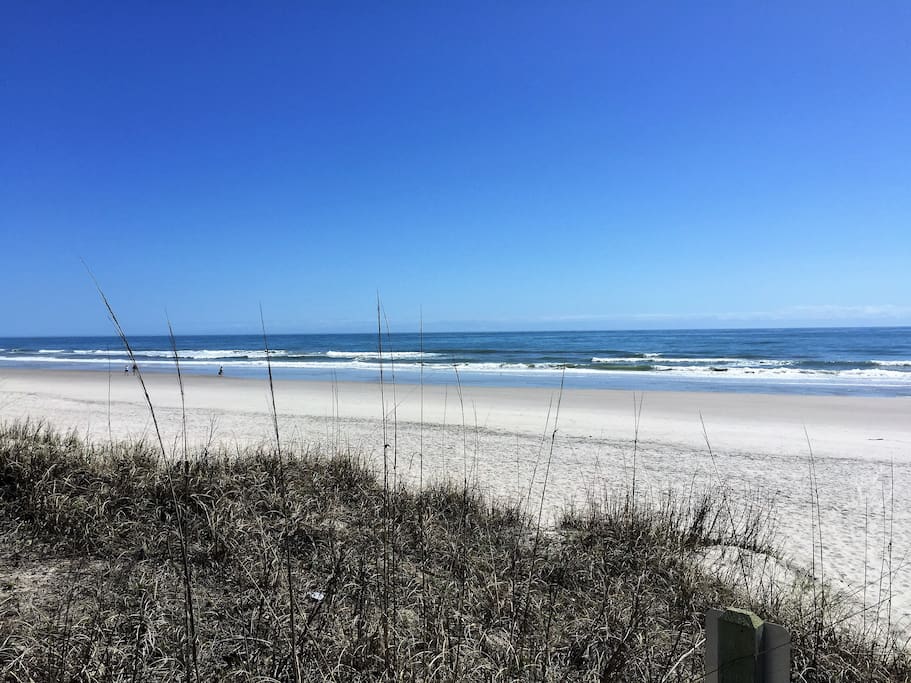 3 short blocks to the beach access. Topsail Beach has nice sandy beaches with lots of access points