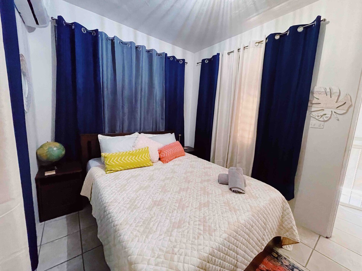 Პირველ საძინებელში დაგხვდებათ კომფორტული საწოლი და ბრტყელეკრანიანი ტელევიზორი თქვენი სიამოვნებისთვის. Მდებარეობს პირდაპირ ბაღის პატიოდან 3 სხვადასხვა ტიპის ბალიშით იდეალური ძილისთვის!