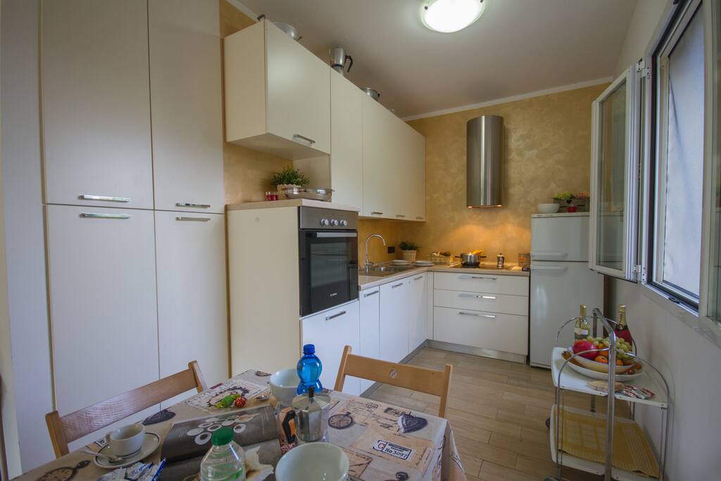 Modern, well appointed kitchen with dishwasher