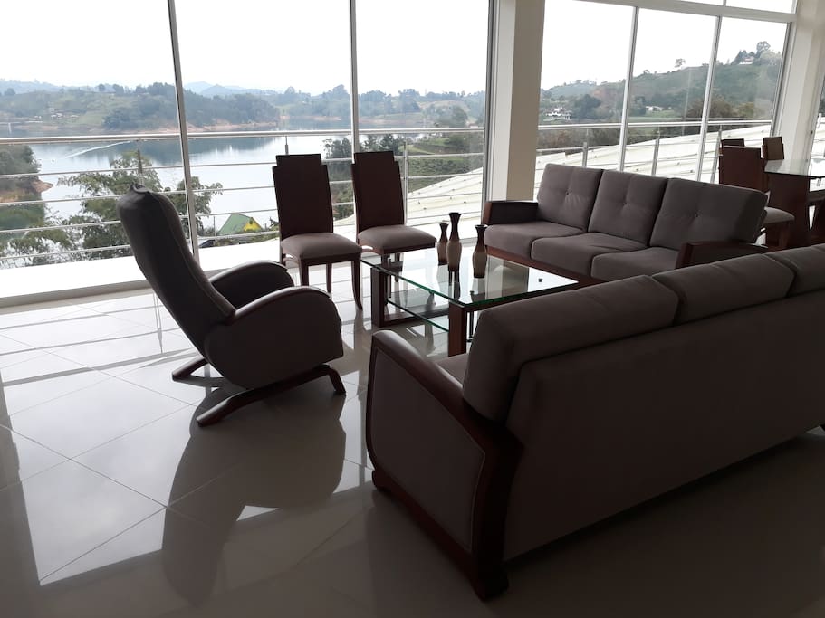 SALA CON VISTA A LA REPRESA