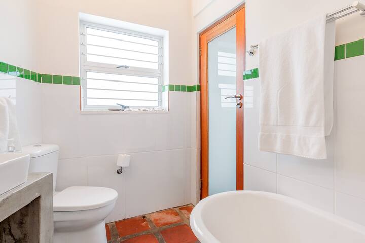 Enchanting Oceanfront Retreat in Clifton gallery image 4