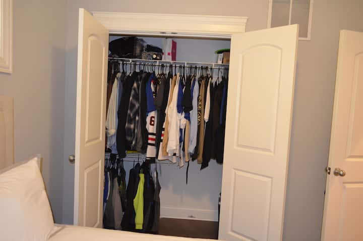 Skriňa s priestorom na poličke