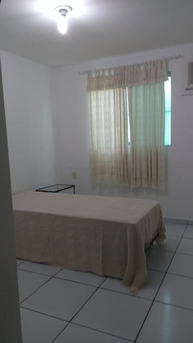 Quarto menor com cama de solteiro, ar condicionado e armário com 4 portas