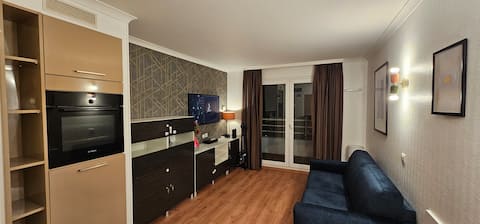 Top performing Airbnb: Paris La Defense - Modern Apt with AC & Jacuzzi in Courbevoie