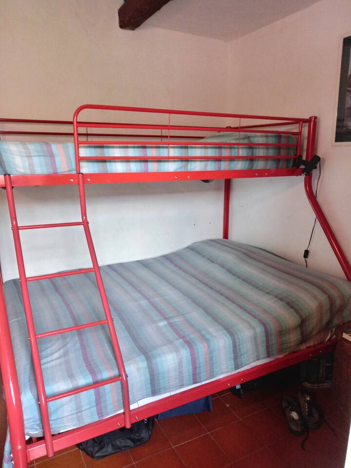 Chumba cha kulala huko Castello. Kitanda cha watu wawili cha Kifaransa (140 x 200) na kitanda juu ya mraba ( 90x200)