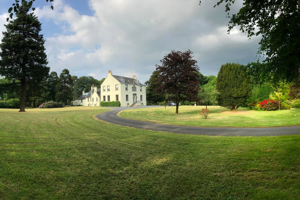 Kennox House Front Driveway