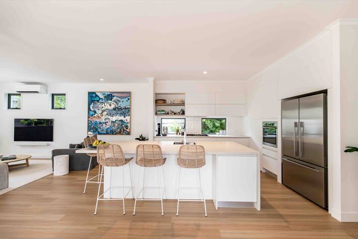 Walk to Sunshine Beach & Village