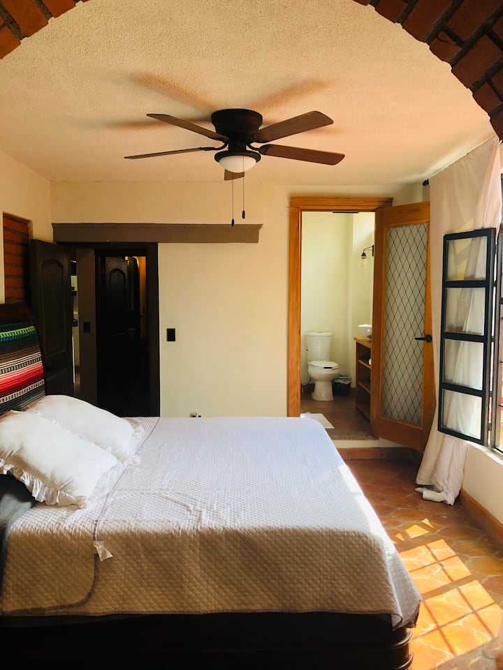 Chambre #3 avec lit King size et salle de bain complète à l'intérieur