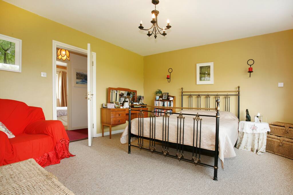 A Big, Bright & Beautiful Double/Family Room