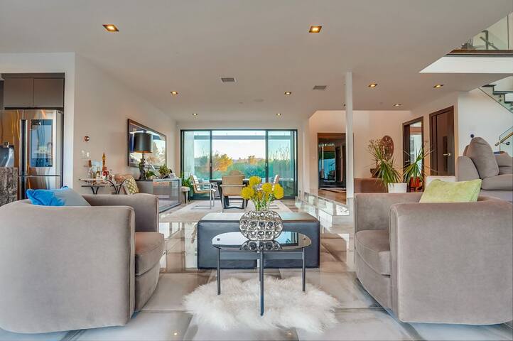 Sleek Modern Hollywood Hills Home w/Stunning Views gallery image 5
