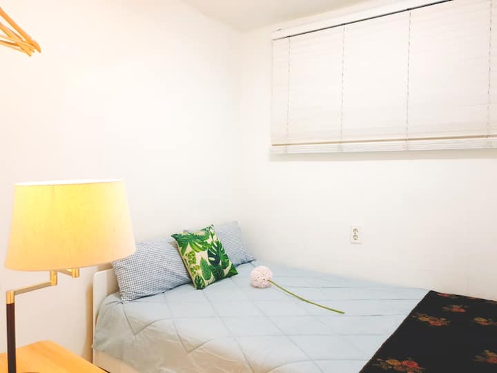 Habitación 2 con cama doble.