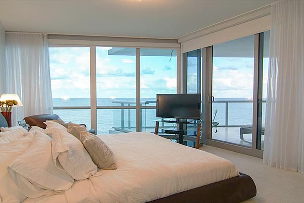 SPECTACULAR MASTER BEDROOM WITH DIRECT OCEAN VIEWS!! SMART TV, BOSE SOUND SYSTEM