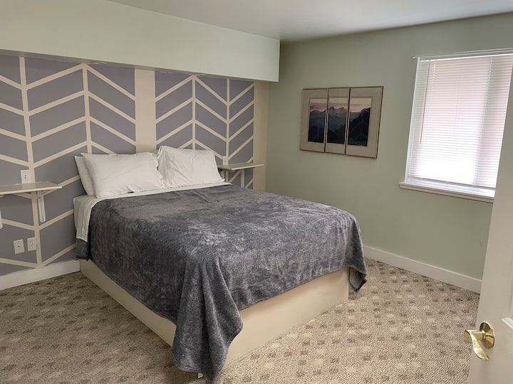 Krevat dopio "queen". Të gjitha shtrojat dhe peshqirët janë të bardhë. Të siguroj që zbardh dhe higjienizoj pas çdo qëndrimi. I zëvendësoj shpesh jastëkët