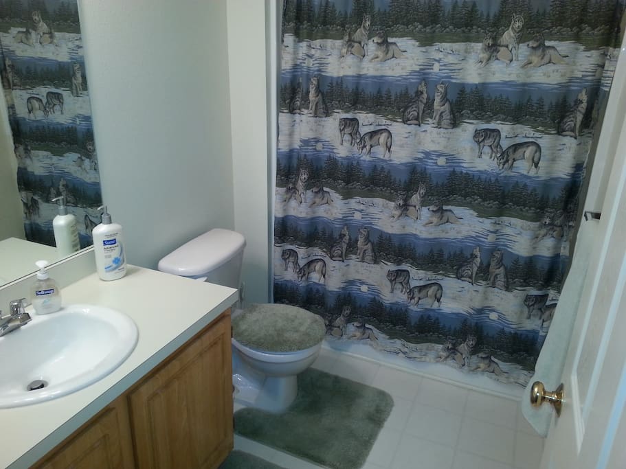 VERY clean bathroom with tub/shower/towels.
