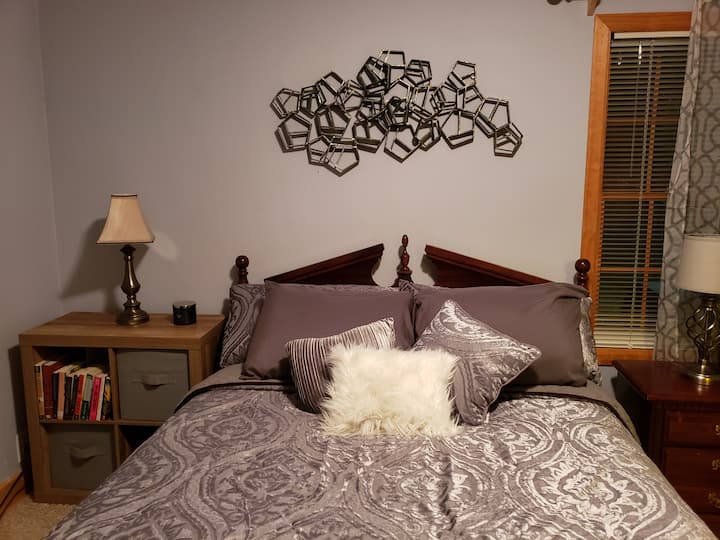 Sanitized, Clean & Comfy Home Away From Home - Greenfield, WI