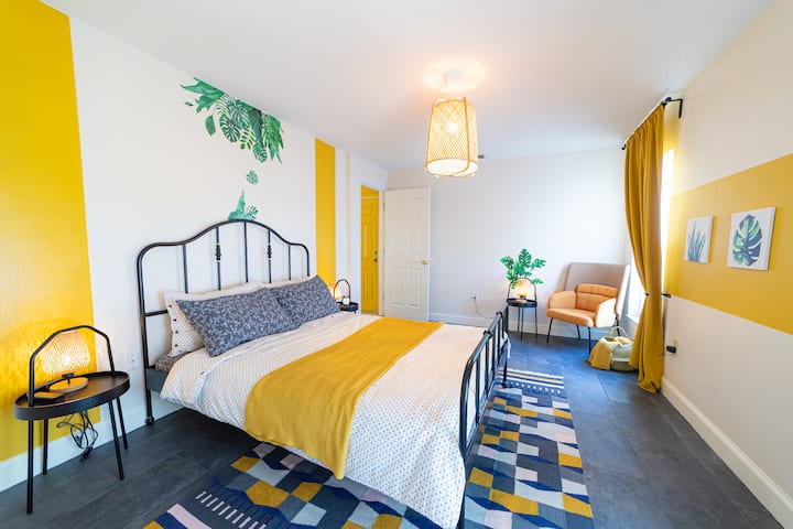 Основна спалня с двойно легло със среден/твърд размер, завеса за затъмняване на стаята, USB зарядна станция. Закачалки за кърпи на задната страна на вратата.