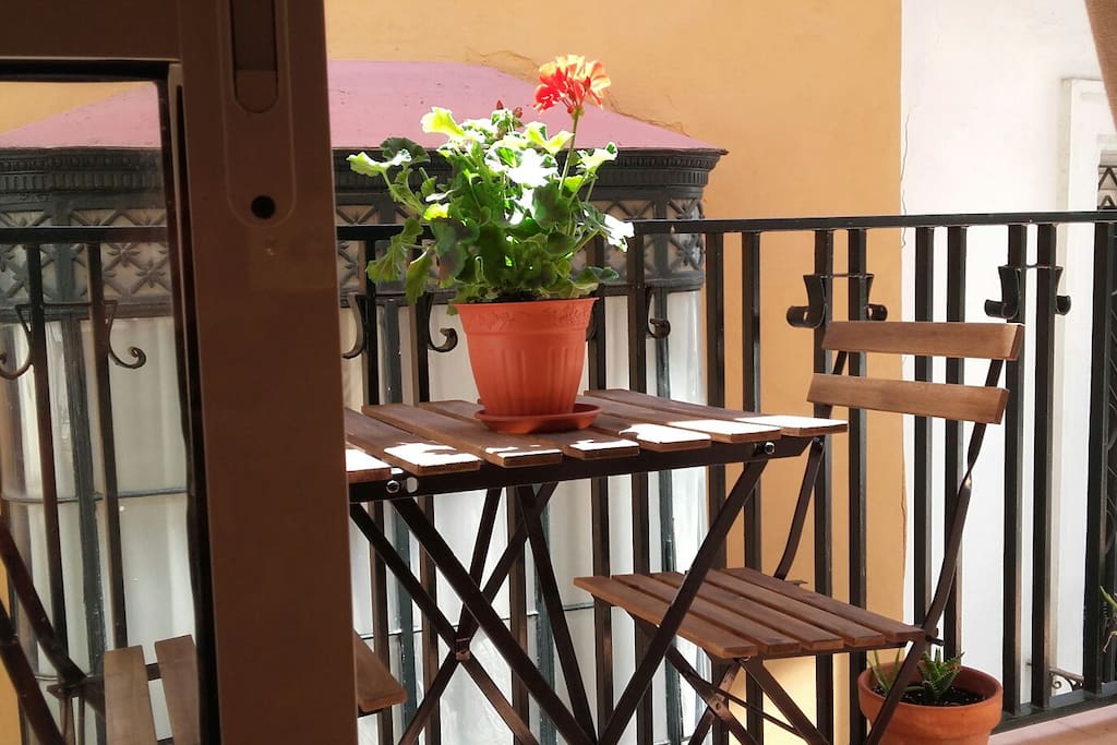 La terraza comunica el salón con el dormitorio principal, un rincón con encanto. Aquí podeís fumar.