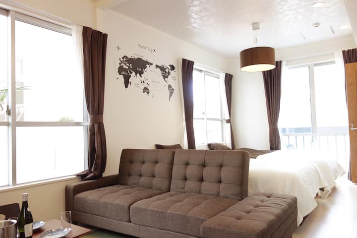 เตียงกึ่งคู่ 2 หลังและฟูกโซฟาเบดขนาดใหญ่ 3 หลังบนชั้น 2และมีห้องครัวอ่างอาบน้ำและห้องสุขา