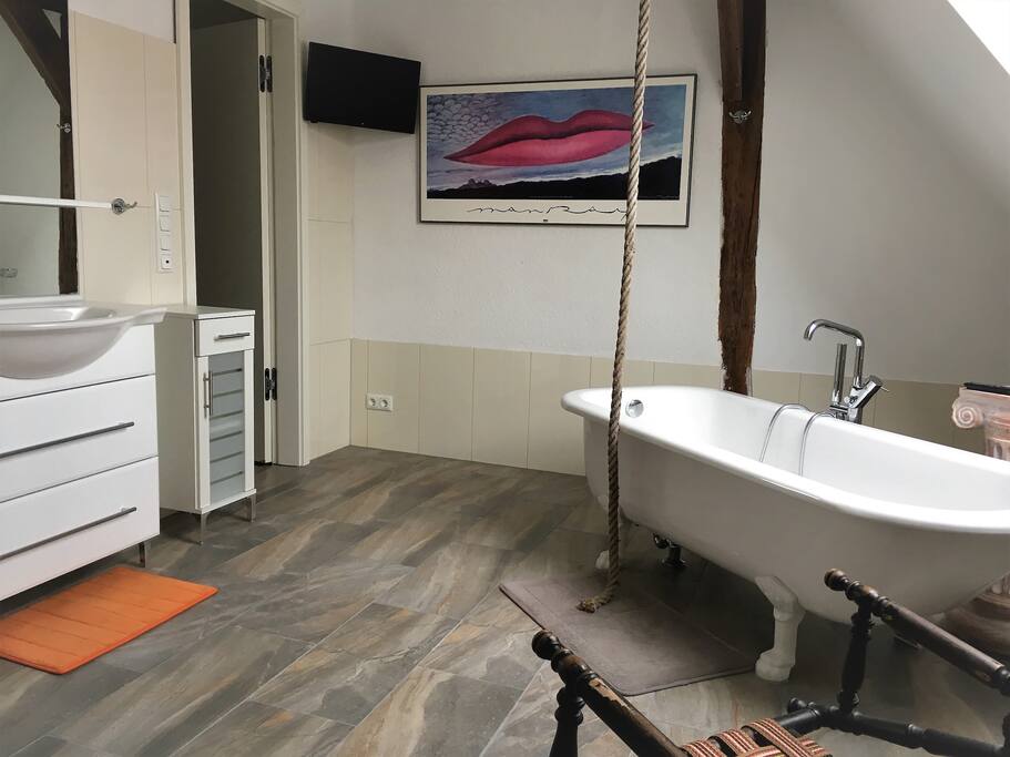Superbad - Wanne, TV, Riesendusche, extra WC