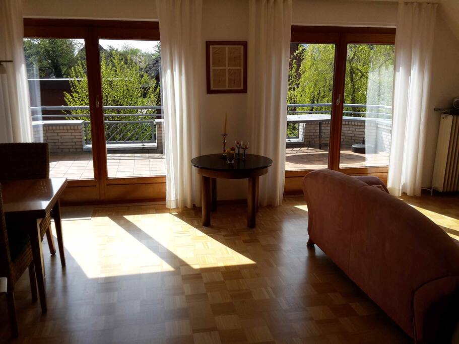 Wohnzimmer mit direktem Zugang zur Dachterrasse